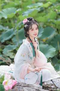 畅读精品开局小木屋,天灾囤货当白富美